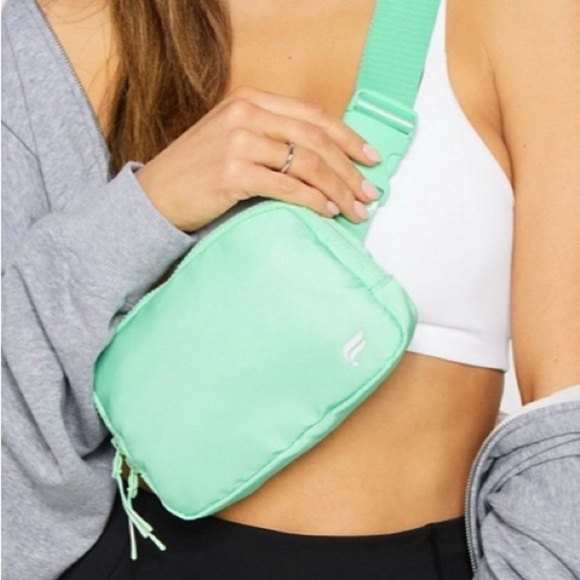💚 Fabletics Mint Green Crossbody Bag – Adjustable Strap – Lightweight & Trendy - Picture 3 of 4